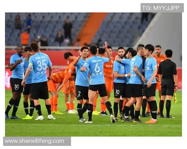 鲁能与恒大激战21轮争夺榜首荣耀双方球员全力以赴展现足球魅力